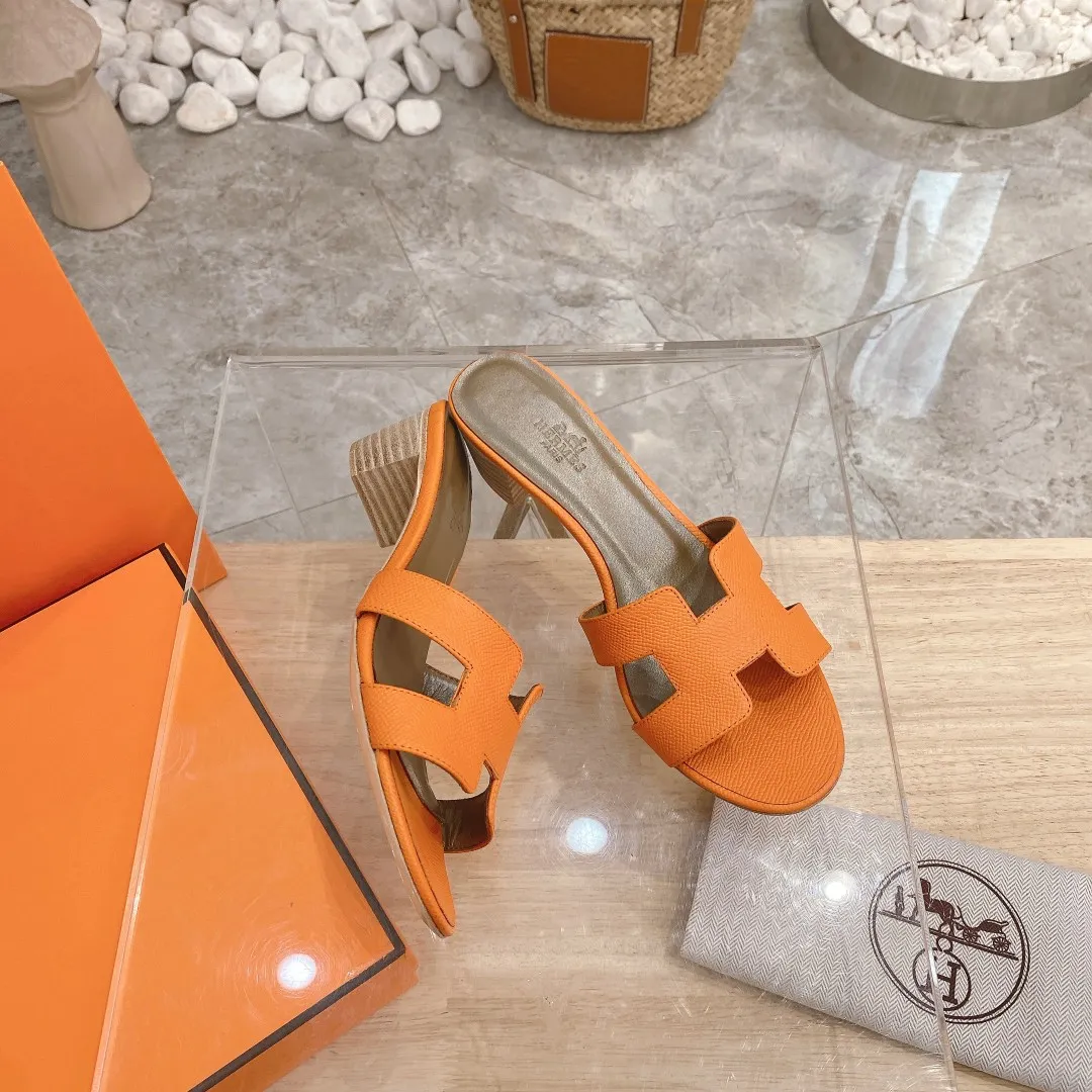 👟👟Ex-factory price 300👟👟 Genuine leather sole +40 🦄Hermès "Palm Print" has added new color sandals, "Year-round shipment" with three-dimensional concave and convex feeling on the classic "H" upper... It is a must-have item in your wardrobe, and it is magically versatile in this summer! This model fully demonstrates the classic Hermès style "palm print". Classic calfskin material ~ imported sheepskin. Lining 🐎Size: 34~42. Heel height ② type: low heel 1.5cm. Medium heel 4.5cm. Genuine leather sole +40 rubber sole.